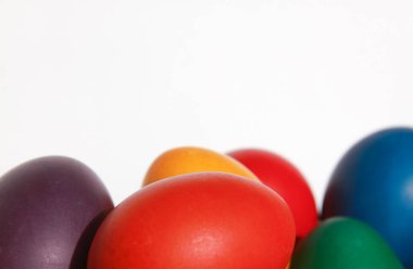 Tatil hazırlığı için ahşap sepet süslemesine boyanmış renkli Paskalya yumurtaları. Tavuk veya ördek yumurtası boyamak tüm dünyada Paskalyayı kutlamak için yapılan bir Hıristiyan geleneğidir..