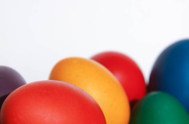 Tatil hazırlığı için ahşap sepet süslemesine boyanmış renkli Paskalya yumurtaları. Tavuk veya ördek yumurtası boyamak tüm dünyada Paskalyayı kutlamak için yapılan bir Hıristiyan geleneğidir..