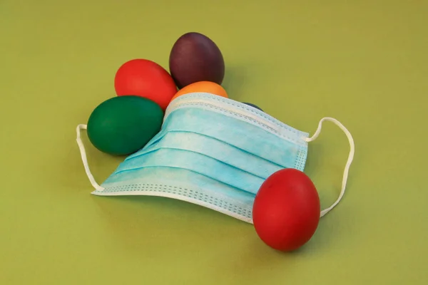 Isolado Colorido Pintado Ovos Páscoa Máscara Médica Símbolo Pandemia Coronavírus — Fotografia de Stock