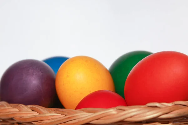 彩绘彩绘彩绘复活节彩蛋 装饰木篮 为假期作准备 在世界各地 画小鸡或鸭蛋是庆祝复活节的基督教传统 — 图库照片