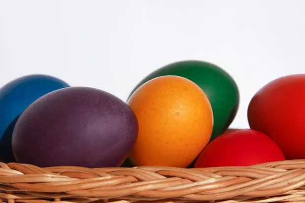 彩绘彩绘彩绘复活节彩蛋 装饰木篮 为假期作准备 在世界各地 画小鸡或鸭蛋是庆祝复活节的基督教传统 — 图库照片
