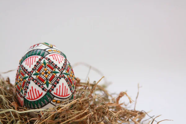 Decoración Tradicional Aislada Huevos Pascua Hechos Mano Sobre Heno Motivo Imágenes de stock libres de derechos