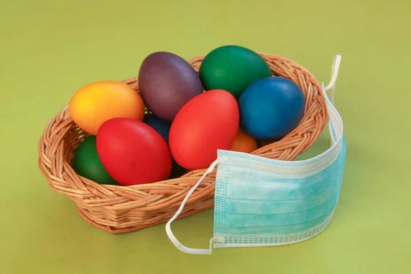 Huevos Pascua Pintados Color Aislado Decoración Cesta Madera Con Máscara Imagen de archivo