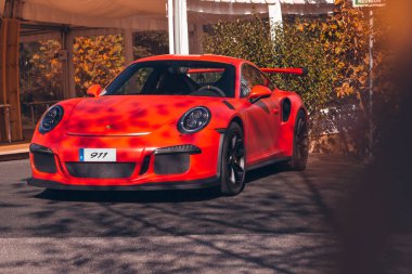 Vallines, Cantabria, İspanya - 23 Ekim 2020: Cantabria 'da düzenlenen süper spor araçları sergisi sırasında turuncu Porsche 911 parketti.