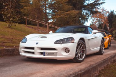 Vallines, Cantabria, İspanya - 23 Ekim 2020: Cantabria 'da düzenlenen bir süper spor araç sergisi sırasında Beyaz Dodge Viper SRT 10 park edildi. Dodge Viper, ABD 'li grup Chrys tarafından üretilen bir spor arabadır.
