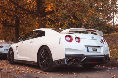 Vallines, Cantabria, İspanya - 23 Ekim 2020: Beyaz Nissan GT-R Cantabria 'da düzenlenen bir süper spor araç sergisi sırasında park edildi. Nissan GT-R, Nissan tarafından Aralık 2007 'de Japonya' da piyasaya sürülen spor otomobil.