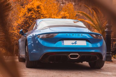 Vallines, Cantabria, İspanya - 23 Ekim 2020: Blue Alpine A110 2019 sürümü Cantabria 'da düzenlenen süper spor araçları sergisi sırasında park edildi.