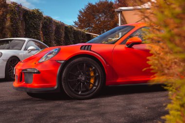 Vallines, Cantabria, İspanya - 23 Ekim 2020: Orange 911 Porsche Cantabria 'da düzenlenen bir süper spor araç sergisi sırasında park edildi. 911 1964 'ten beri Almanya' da üretilen bir süper arabadır.