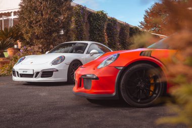 Vallines, Cantabria, İspanya - 23 Ekim 2020: Cantabria 'da düzenlenen bir süper spor araç sergisi sırasında park edilmiş beyaz 911 Porsche. 911 1964 'ten beri Almanya' da üretilen bir süper arabadır.