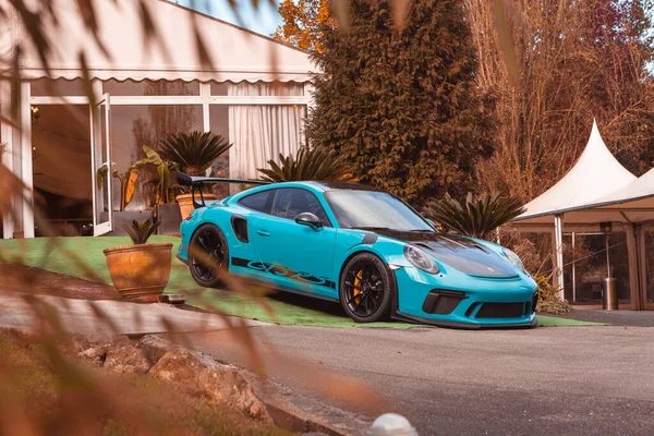 Vallines, Cantabria, İspanya - 23 Ekim 2020: Blue 911 GT3 RS Porsche Cantabria 'da düzenlenen bir süper spor araç sergisi sırasında park edildi. 911 1964 'ten beri Almanya' da üretilen bir süper arabadır.