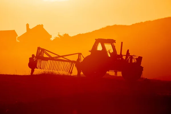 Traktor Poli Při Západu Slunce Teplé Podsvícení — Stock fotografie