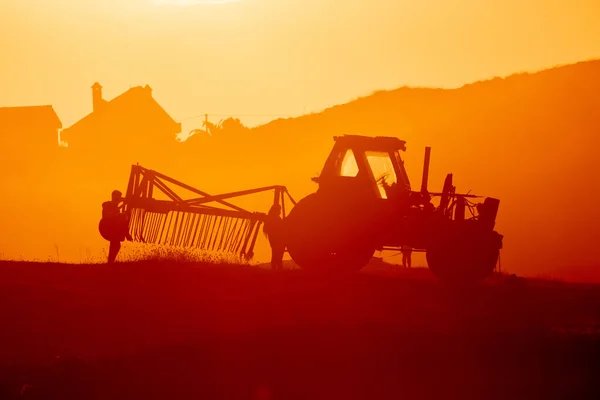 Trator Campo Fazenda Pôr Sol Backlight Tons Quentes — Fotografia de Stock