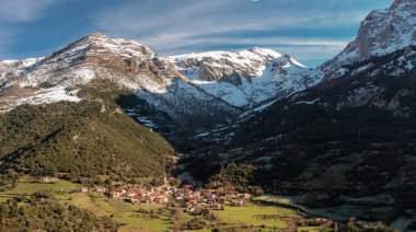 Lebena, İspanya 'nın Liebana bölgesinde, Cillorigo de Liebana belediyesine bağlı bir şehirdir.).
