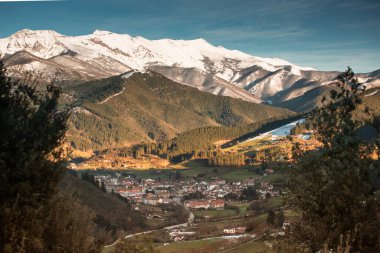 Potes şehrinin panoramik hava manzarası, Picos de Europa, Cantabria, İspanya.
