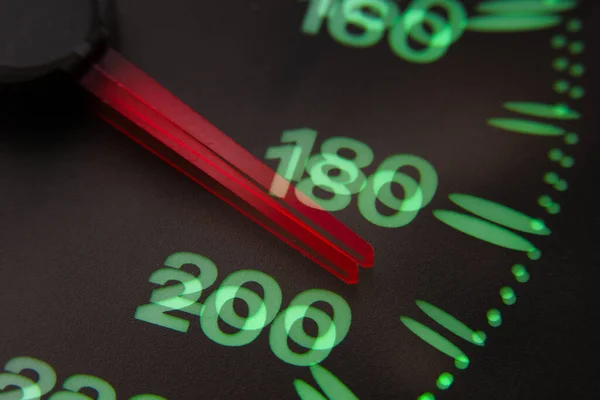 Çift görüşlü sarhoş sürücü. Otomobil hız göstergesi saatte 190 km.