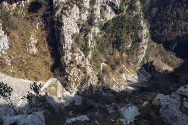 Tresviso 'ya tırmanış, Cantabria' nın en bilinen ve en zahmetli rotalarından biridir. Kasabaya indiğimizde tipik bir Tresviso picon peyniri alabiliriz..