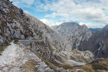 Tresviso 'ya tırmanış, Cantabria' nın en bilinen ve en zahmetli rotalarından biridir. Kasabaya indiğimizde tipik bir Tresviso picon peyniri alabiliriz..