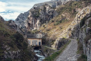 Urdon, İspanya - 21 Mart 2021: Tresviso 'ya tırmanışın başlangıcı. Güzergah, Cantabria 'nın en bilinen ve aynı zamanda en zahmetli rotalarından biridir. Kasabaya indiğimizde tipik bir Picn de Tresviso peyniri alabiliriz..
