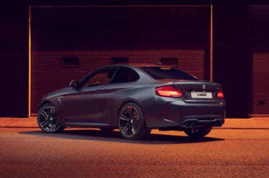 Santander, İspanya - 4 Nisan 2021: BMW 2 Serisi, Alman BMW üreticisi BMW 'nin son model spor arabasıdır. Görüntü gri BMW M2 arkadan görüldü.