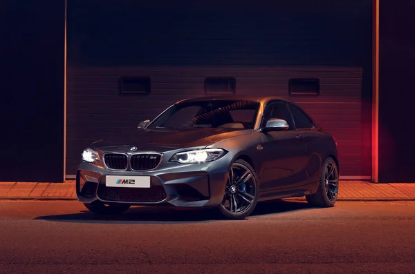 Santander, İspanya - 4 Nisan 2021: BMW 2 Serisi, Alman BMW üreticisi BMW 'nin son model spor arabasıdır. Görüntü gri BMW M2 ön taraftan görüldü.