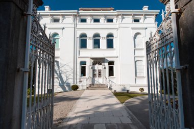 Valdecilla, Cantabria, İspanya - 16 Nisan 2021, Marqus de Valdecilla çiftliği, Don Ramn Pelayo 'nun konutu için binaları ziyaret edebileceğiniz Medio Cudeyo belediye binasında bir alan.