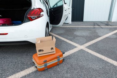 Bavullar ve kutular arabanın yanında duruyordu..