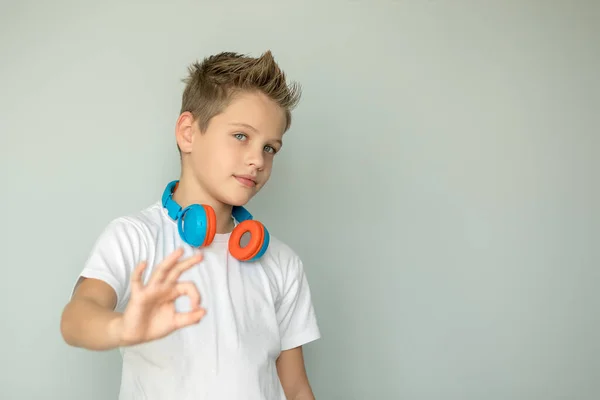 Ein Süßer Junge Mit Grauen Augen Zeigt Ein Zeichen Von — Stockfoto