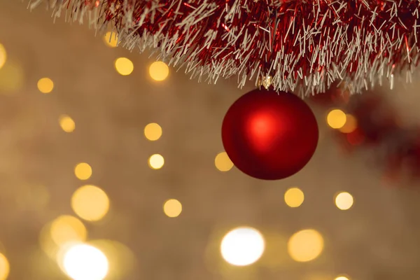 Noel ve Yeni Yıl. Noel ağacı süslemesi. Bokeh arka planında kırmızı top. Dekor