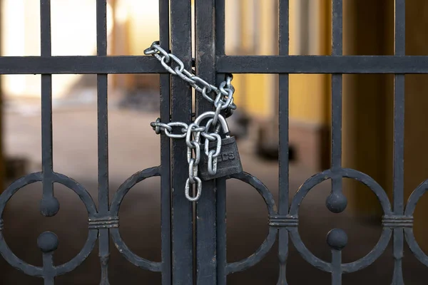 Black Iron Gate Rust Closed Padlock Chains Perimeter Security — Stock Photo, Image