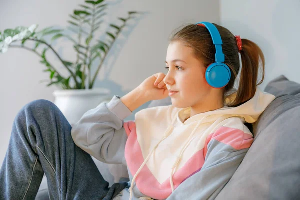 Kulaklıklı genç kız sakin müzik dinliyor, müzik zevk ve rahatlama getiriyor, yaşam tarzı.
