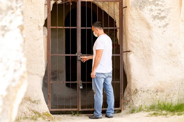 Homem Está Frente Uma Porta Fechada Metal Com Uma Fechadura — Fotografia de Stock