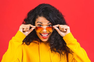 Şaşırdım. Şaşırdım. Güzel kıvırcık siyah Afrikalı Amerikalı kadın..