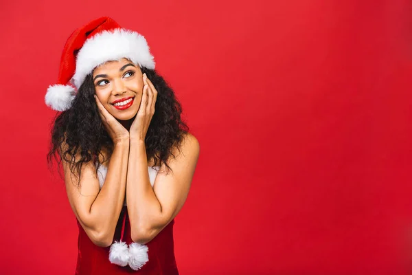 Krásná Usmívající Šťastná Africká Černoška Černoška Santa Claus Oblečení Izolované — Stock fotografie