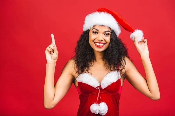 Krásná Usmívající Šťastná Africká Černoška Černoška Santa Claus Oblečení Izolované — Stock fotografie