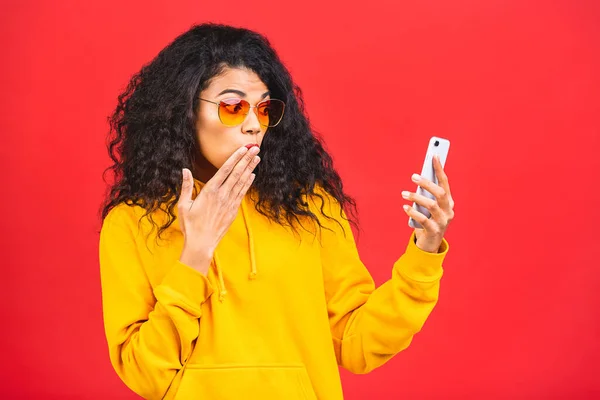 Aantrekkelijk Krullend Amerikaanse Vrouw Met Afro Kapsel Ziet Opgewonden Het Stockfoto