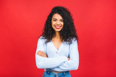 Güzel Afro-Amerikan siyahi kadının portresi kırmızı arka planda tek başına duruyor.. 