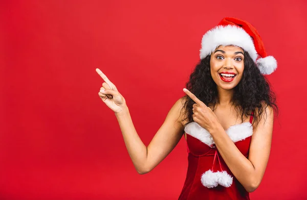 Krásná Usmívající Šťastná Africká Černoška Černoška Santa Claus Oblečení Izolované — Stock fotografie