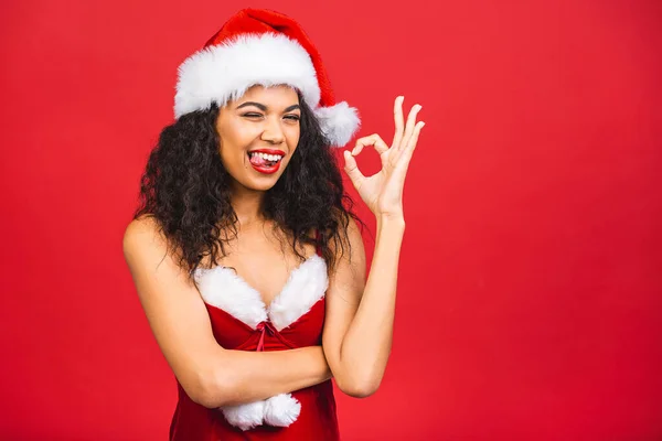 Mooie Glimlachende Vrolijke Afrikaanse Amerikaanse Zwarte Vrouw Santa Claus Kleding — Stockfoto