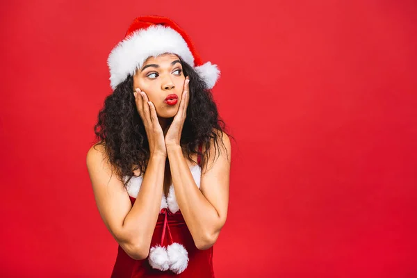 Krásná Usmívající Šťastná Africká Černoška Černoška Santa Claus Oblečení Izolované — Stock fotografie