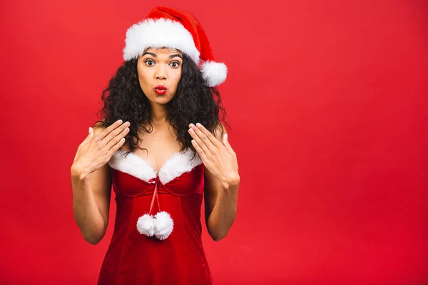 Mooie Geschokte Afrikaanse Amerikaanse Zwarte Vrouw Santa Claus Kleding Geïsoleerd — Stockfoto