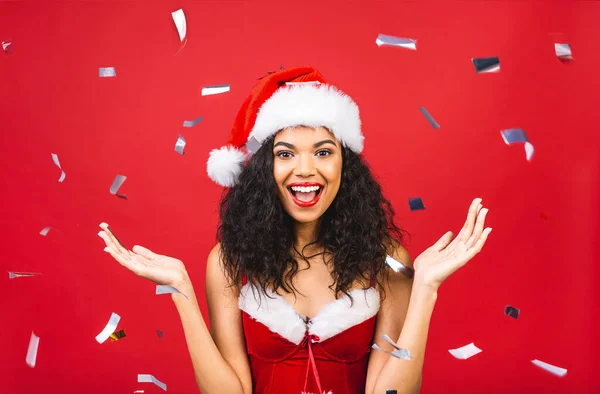 Güzel Gülümseyen Mutlu Afro Amerikan Siyah Kadın Noel Baba Kıyafetleri — Stok fotoğraf