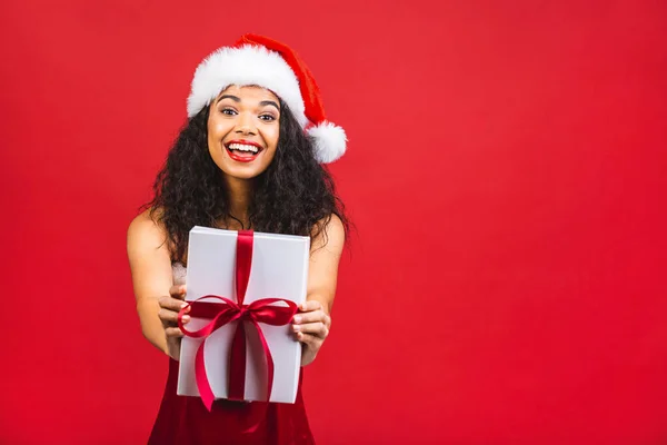 Krásná Usmívající Šťastná Africká Černoška Černoška Santa Claus Oblečení Izolované — Stock fotografie