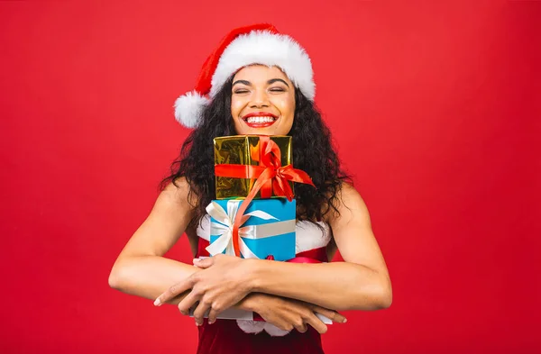 Güzel Gülümseyen Mutlu Afro Amerikan Siyah Kadın Noel Baba Kıyafetleri — Stok fotoğraf