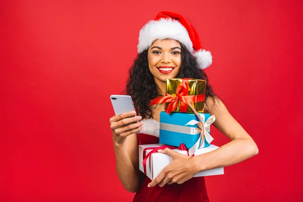 Šťastný Vzrušený Africký Američan Žena Červeném Santa Claus Oblečení Mobilním — Stock fotografie