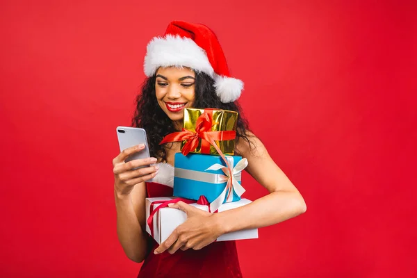 Šťastný Vzrušený Africký Američan Žena Červeném Santa Claus Oblečení Mobilním — Stock fotografie