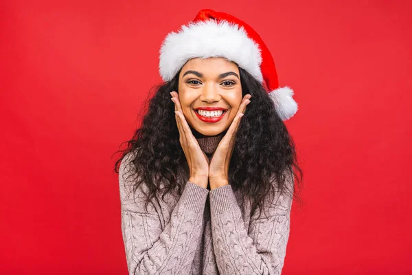 Kırmızı Arka Planda Izole Edilmiş Noel Baba Şapkası Giyen Güzel — Stok fotoğraf