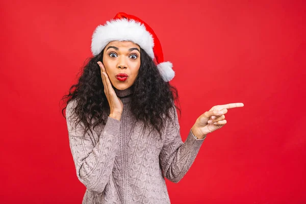 Kırmızı Arka Planda Izole Edilmiş Noel Baba Şapkası Giyen Güzel — Stok fotoğraf