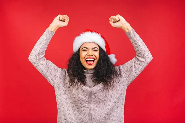 Kırmızı Arka Planda Izole Edilmiş Noel Baba Şapkası Giyen Güzel — Stok fotoğraf