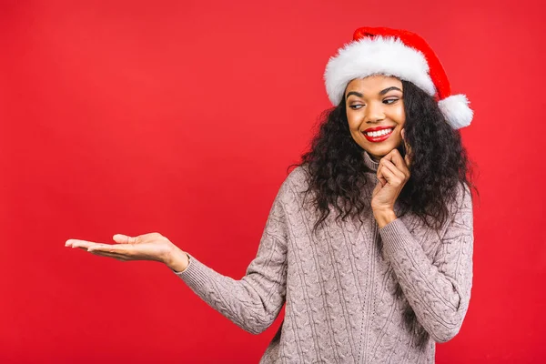 Kırmızı Arka Planda Izole Edilmiş Noel Baba Şapkası Giyen Güzel — Stok fotoğraf