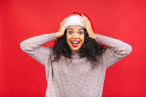 Kırmızı Arka Planda Izole Edilmiş Noel Baba Şapkası Giyen Güzel — Stok fotoğraf